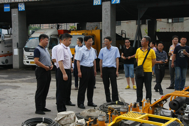 鼓樓區(qū)區(qū)長劉軍一行視察我公司防汛基地